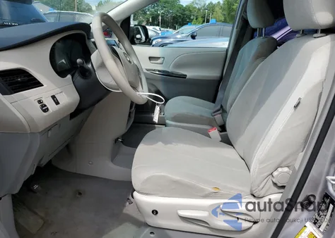 2011 Toyota Sienna z USA, uszkodzony, nr VIN 5TDZK3DC6BS009468